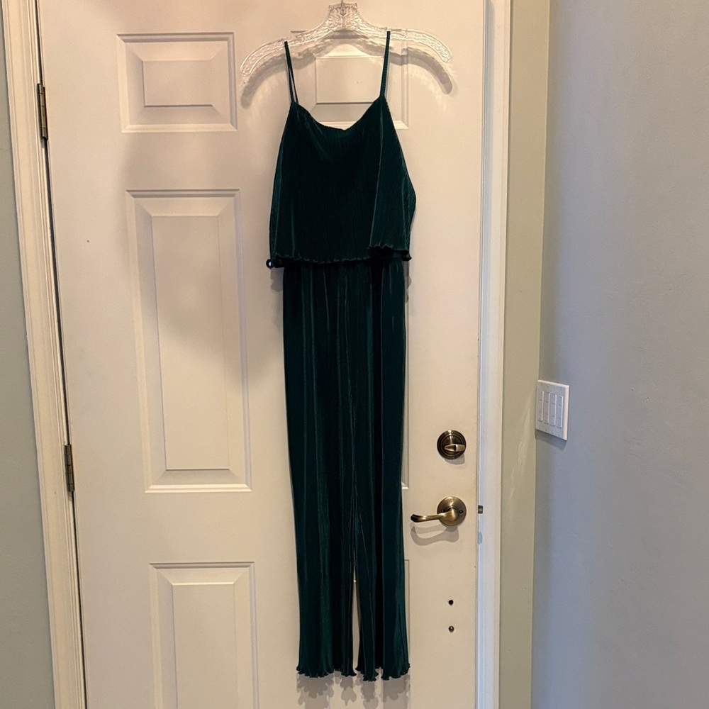 Elegant Green Jumpsuit perfect for the holidays! 🎄